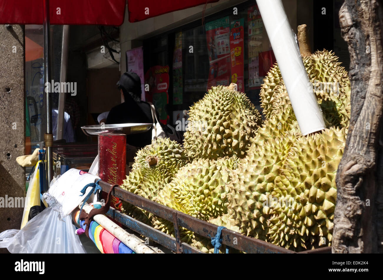 Frutta Durian per la vendita di cibo di strada in stallo a Bangkok, Thailandia, Sud-est asiatico. Foto Stock