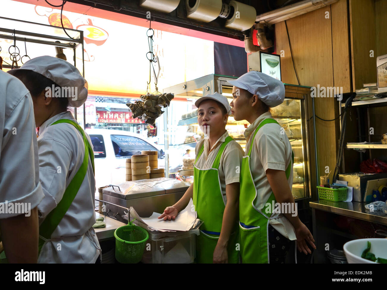 I lavoratori e i cuochi a Hua Seng Hong, Bangkok ristorante, Chinatown, Thailandia, Sud-est asiatico. Foto Stock