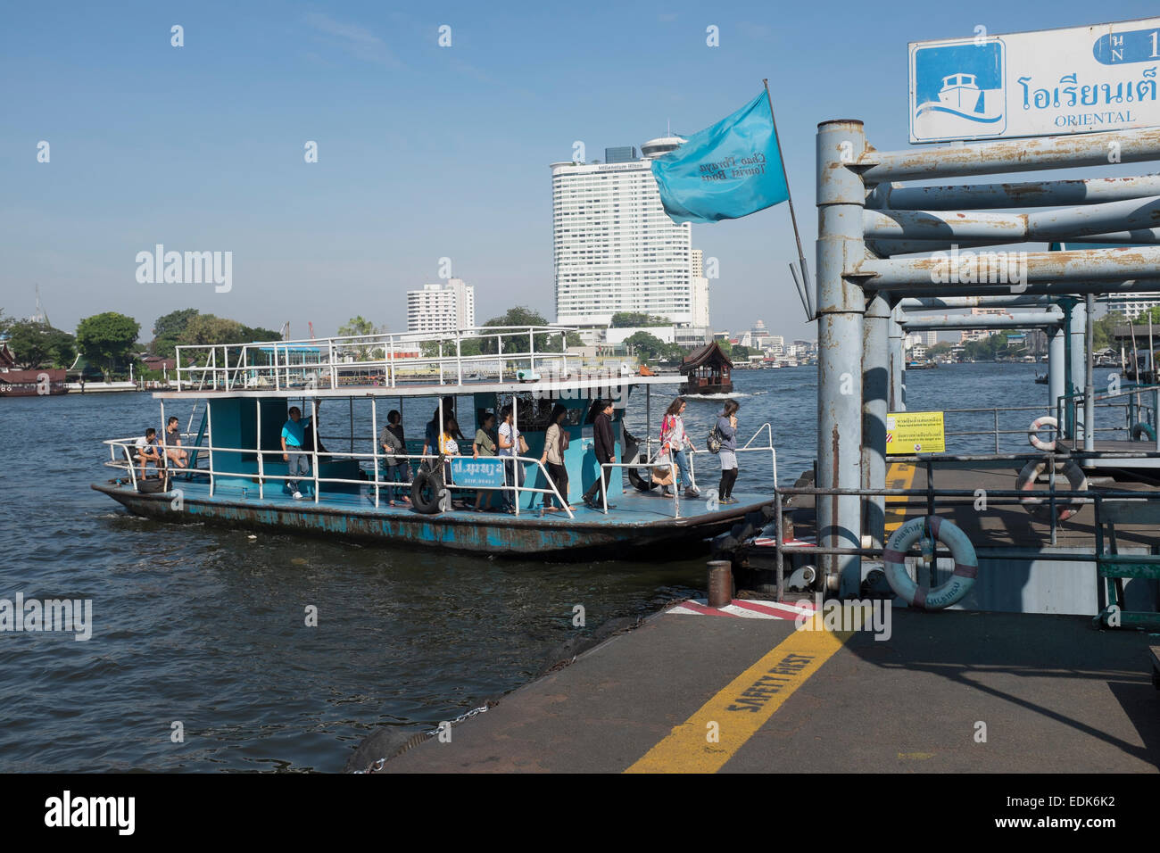 Cross River Ferry che arrivano al molo Orientale sul Fiume Chao Phraya Bangkok Foto Stock