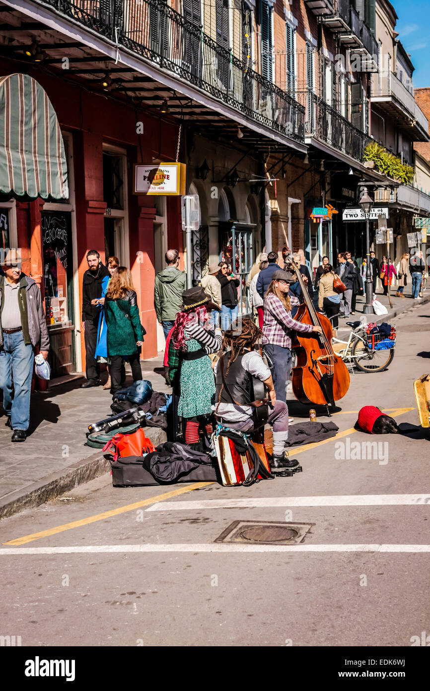 Musicisti di strada giocare per le donazioni su Bourbon Street a New Orleans LA Foto Stock