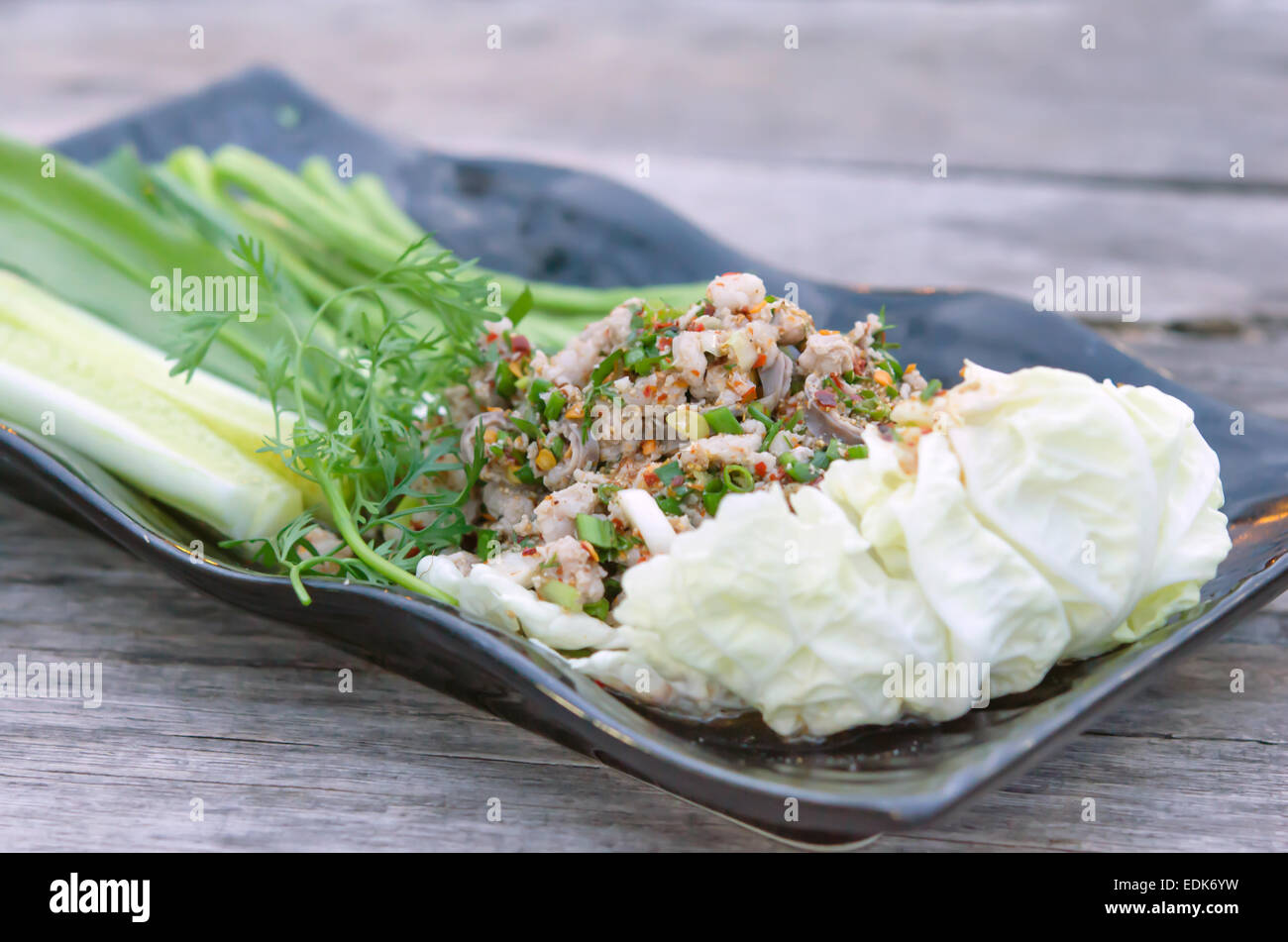 Piccante di carne macinata di maiale mangiato con verdura fresca sulla piastra Foto Stock