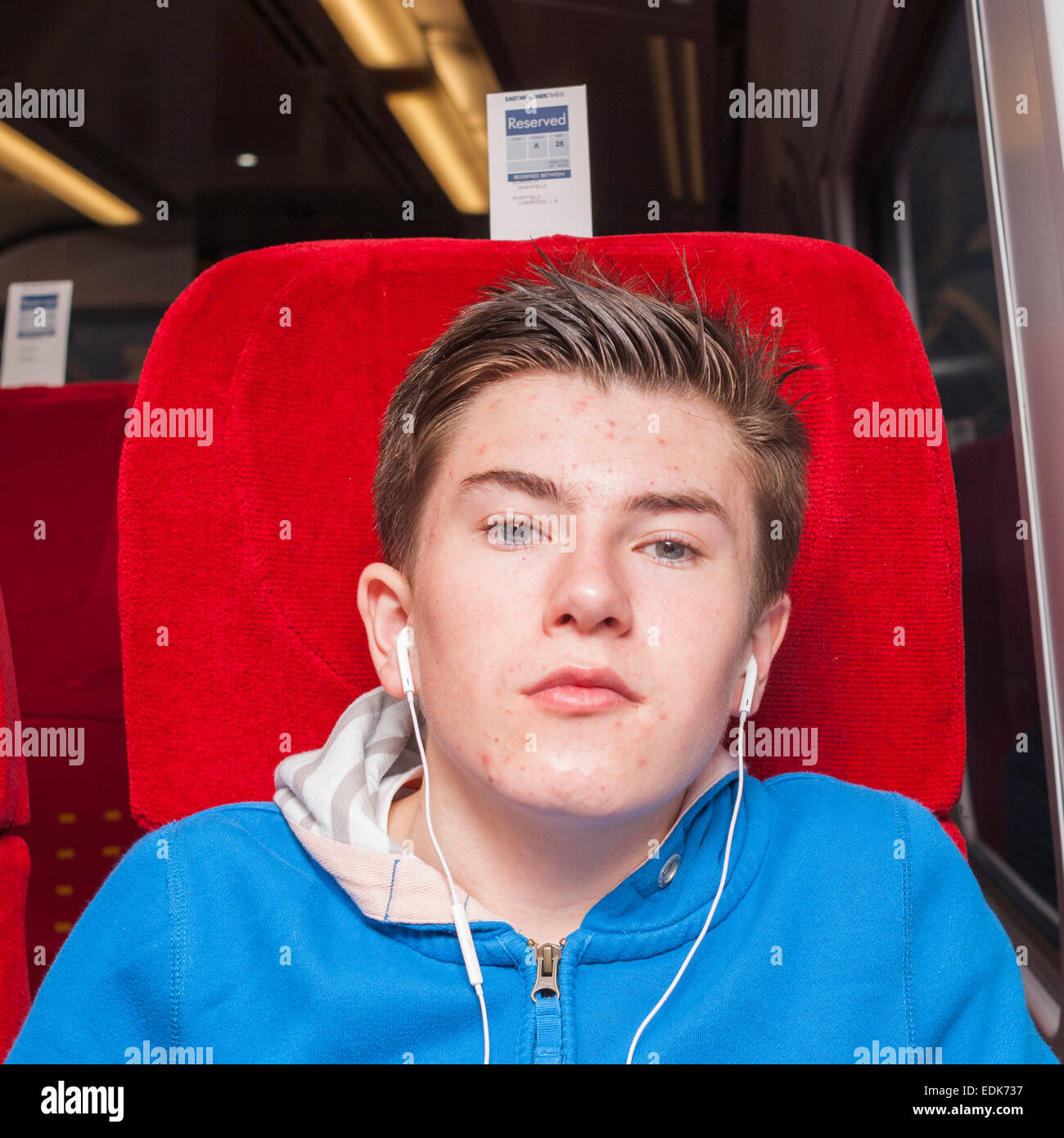 Un ragazzo di quattordici anni che viaggiano su un treno nel Regno Unito Foto Stock