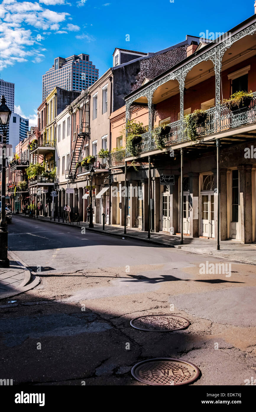 Guardando lungo Royale Street verso la città di grattacieli di New Orleans LA Foto Stock