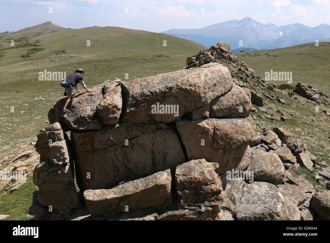 Gli escursionisti bouldering su weathered roccia di granito Rocky Mountain National Park in Colorado Foto Stock