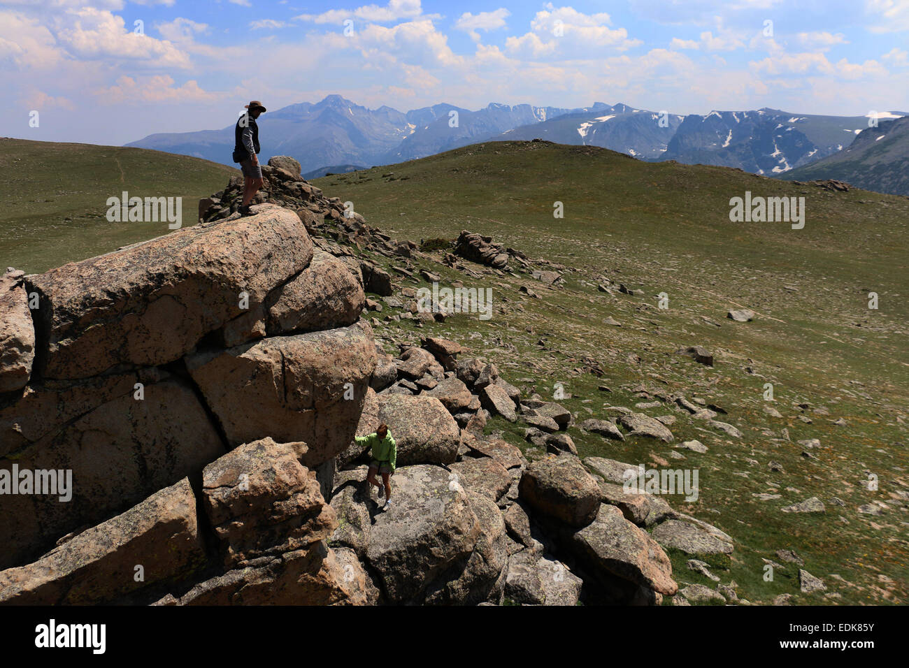 Gli escursionisti bouldering su weathered roccia di granito Rocky Mountain National Park in Colorado Foto Stock