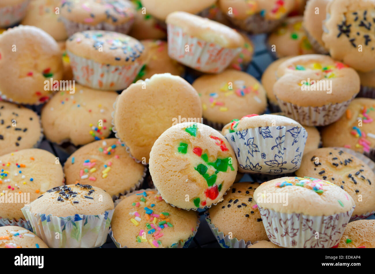 Gustose torte muffin su una griglia di raffreddamento Foto Stock