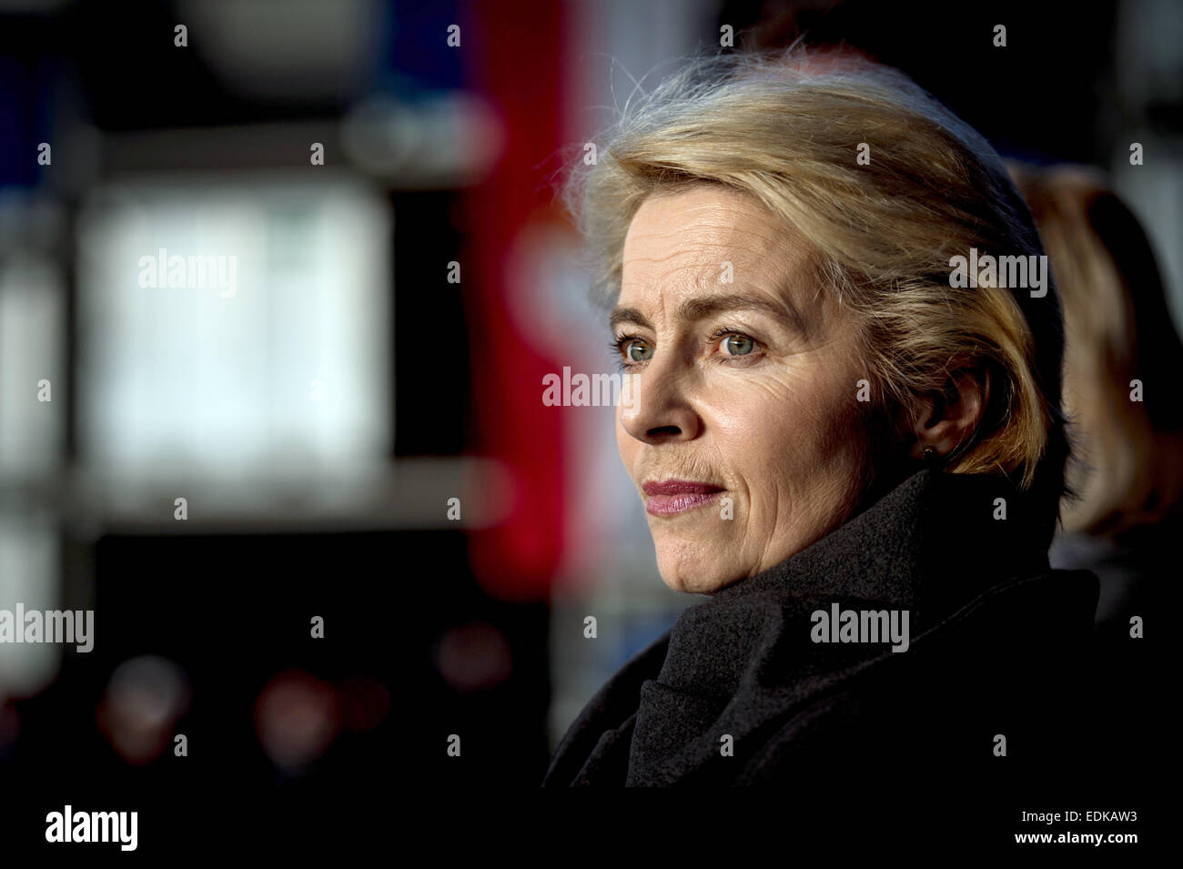 Colonia, Germania. Il 7 gennaio, 2015. Ministro tedesco della difesa, Ursula von der Leyen (CDU) siede durante l'appello delle forze armate tedesche Aviation Authority presso la base militare di Colonia-Wahn in Colonia, Germania, il 7 gennaio 2015. Foto: MAJA HITIJ/dpa/Alamy Live News Foto Stock