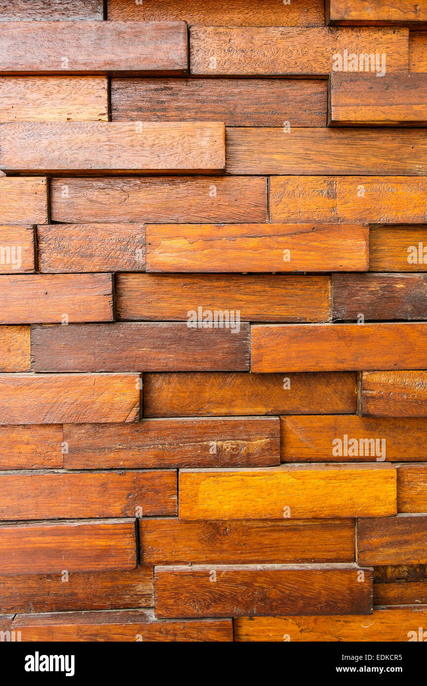 La texture del vecchio muro di legno e legno quadrati si sovrappongono Foto Stock