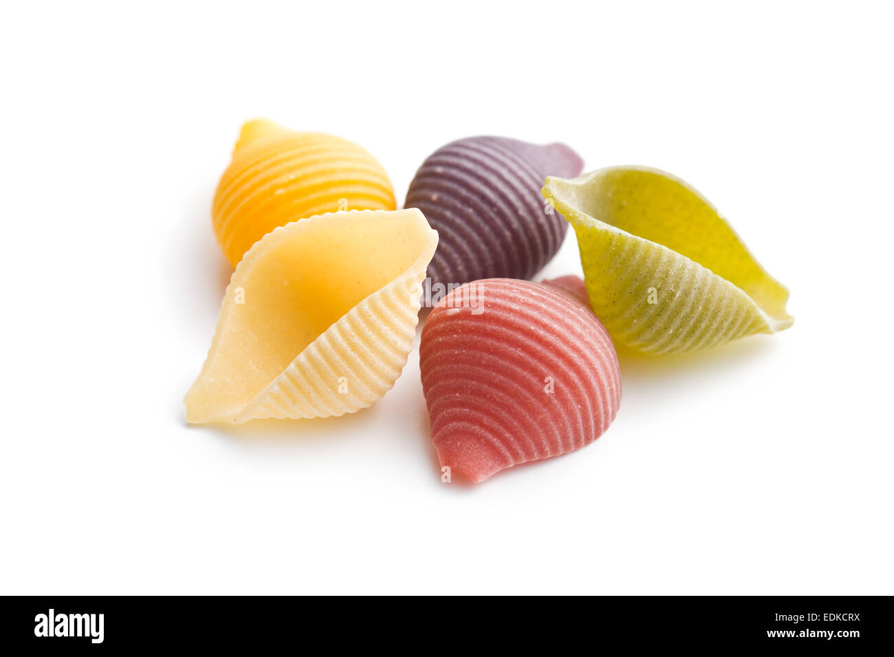 Asciugare la pasta italiana su sfondo bianco Foto Stock