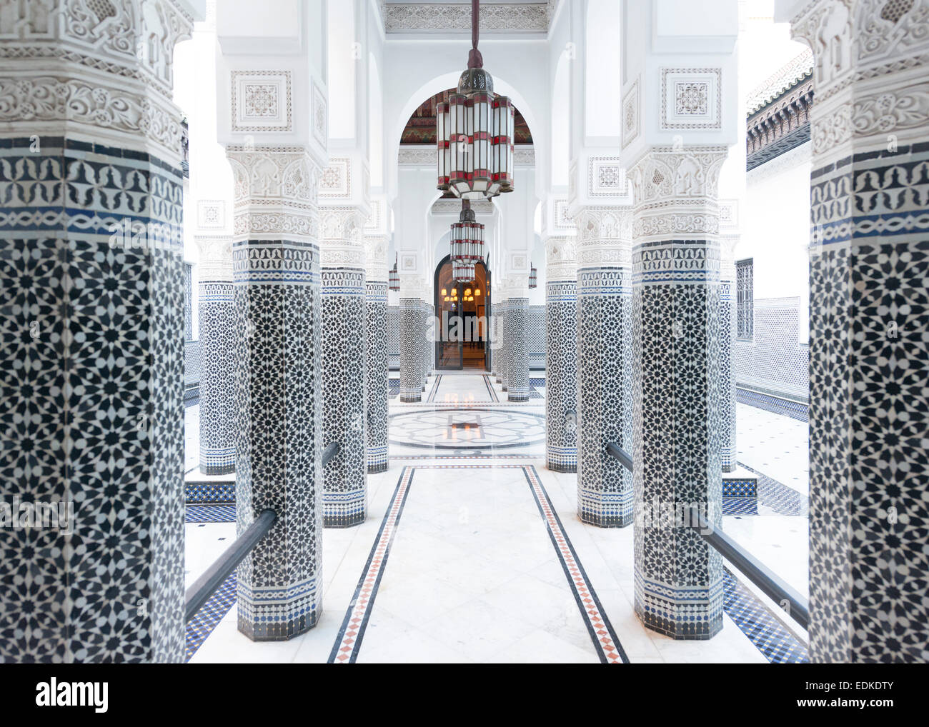 Riad Marocchino atrio interno con tradizionale nord africana di pannellizzazione. Foto Stock