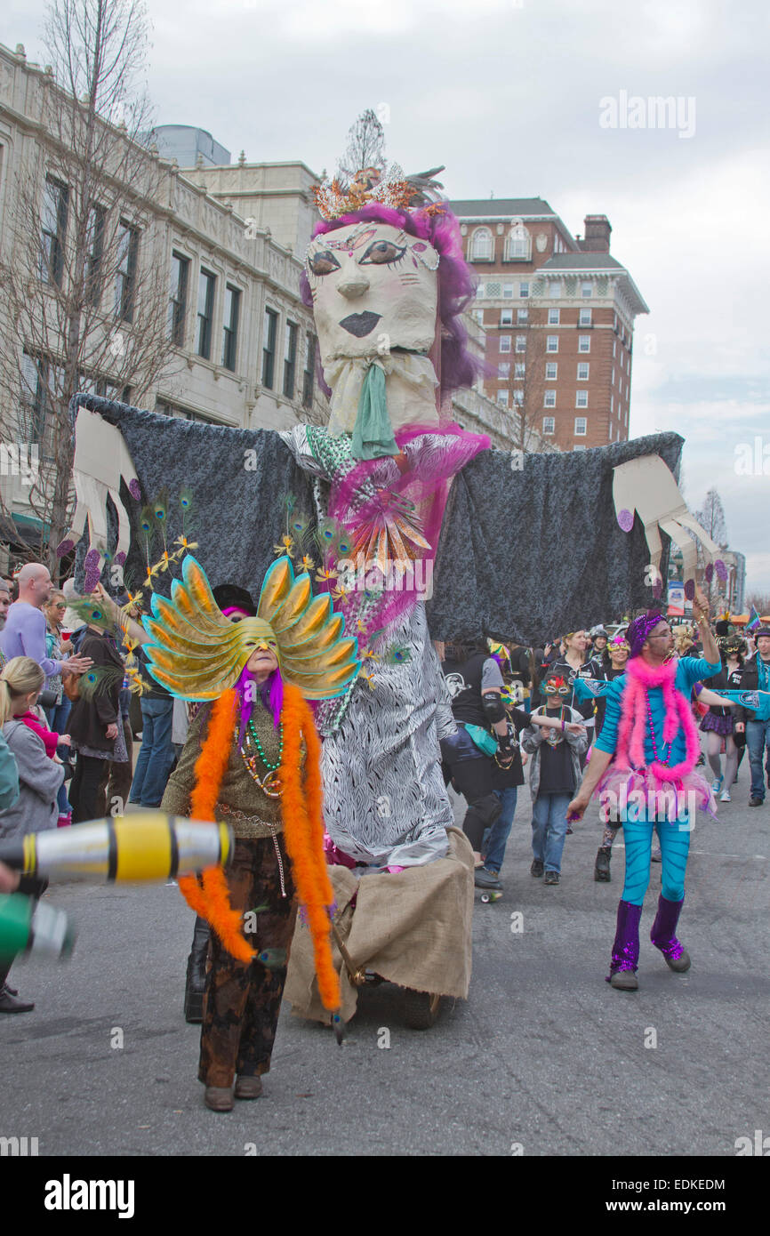 Felici le persone in costumi colorati con un creative effige partecipare in Asheville NC Mardi Gras Parade Foto Stock