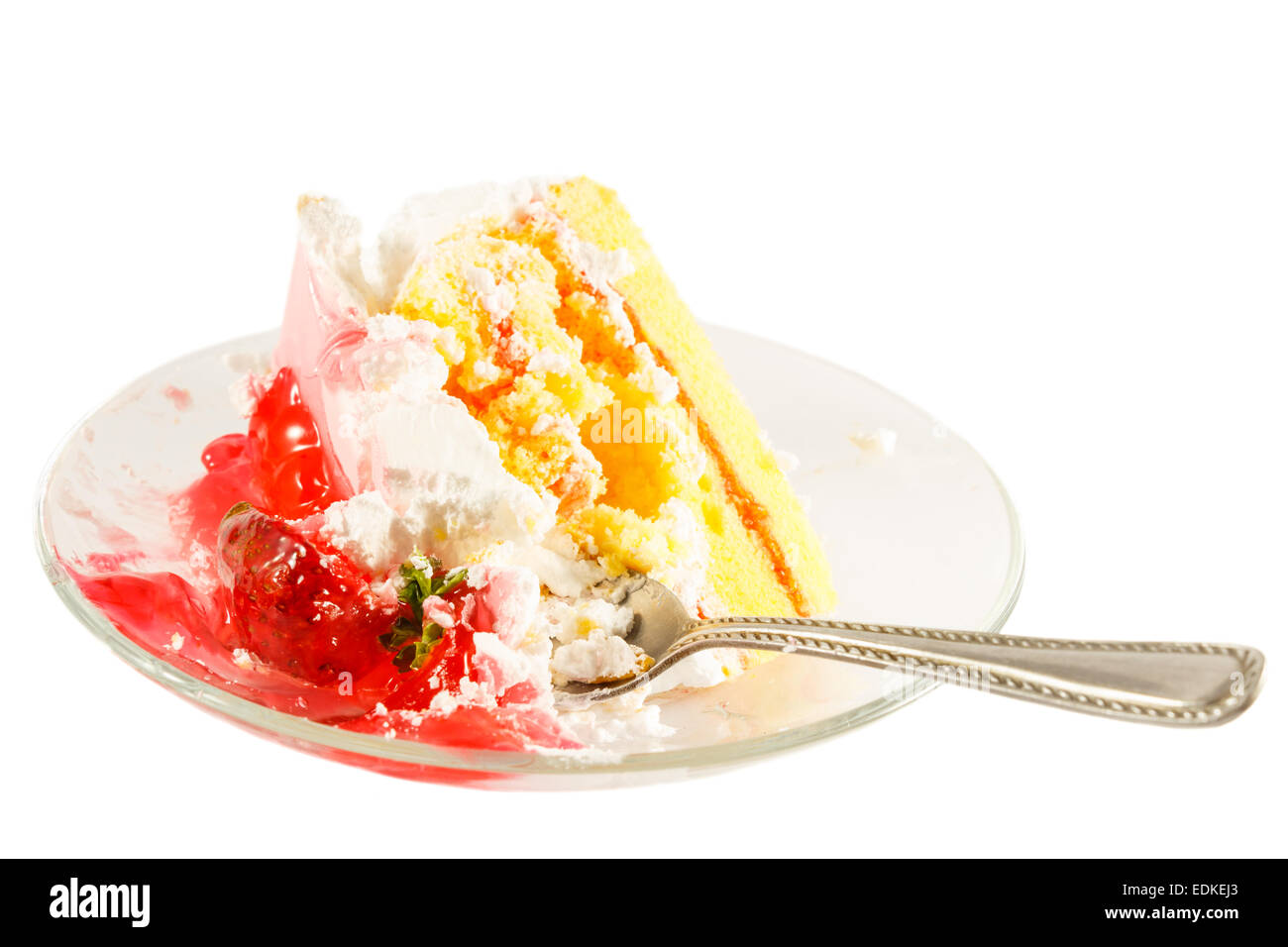 La torta di fragole con crema bianca è stato mangiato da qualcuno (isolato) Foto Stock