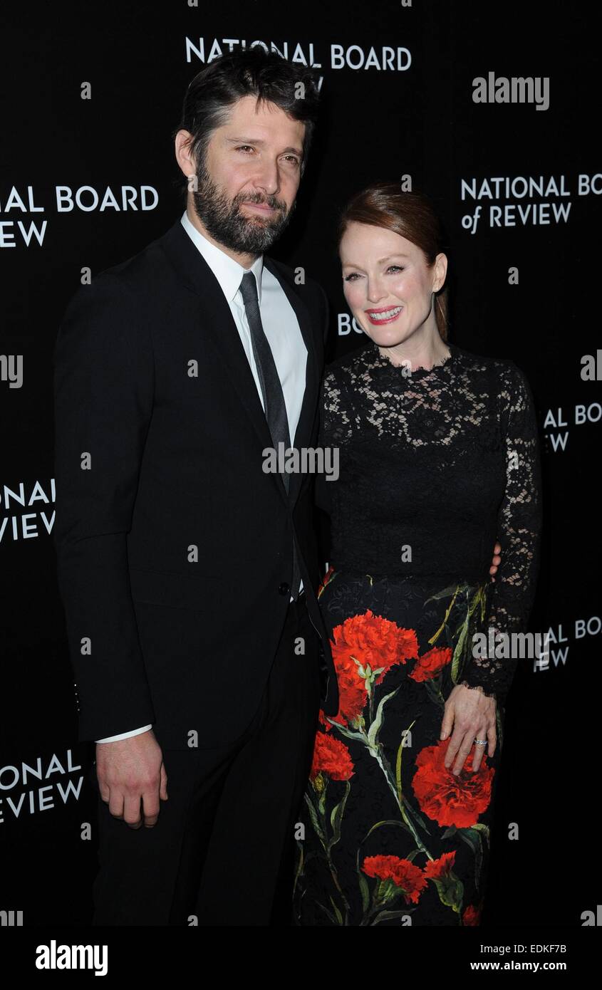 New York, NY, STATI UNITI D'AMERICA. Il 6 gennaio, 2015. Bart Freundlich, Julianne Moore presso gli arrivi per il National Board of Review Awards Gala 2015, Cipriani 42nd Street, New York, NY Gennaio 6, 2015. Foto Stock