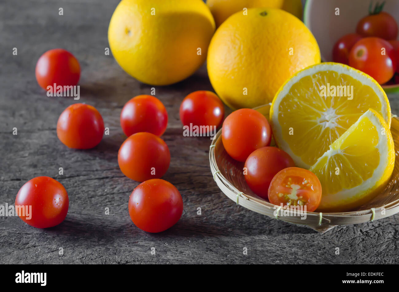 Rossi pomodori ciliegini e arancione Foto Stock