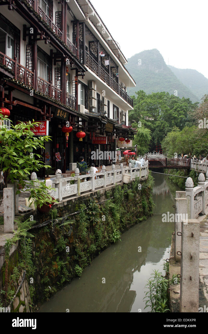 Ristoranti la linea di un percorso al fianco di un canale in Yangshuo, a sud-ovest della Cina Foto Stock