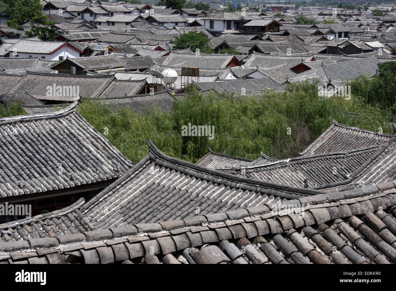 I tetti delle case tradizionali nella città vecchia di Lijang nella provincia di Yunnan, a sud-ovest della Cina Foto Stock