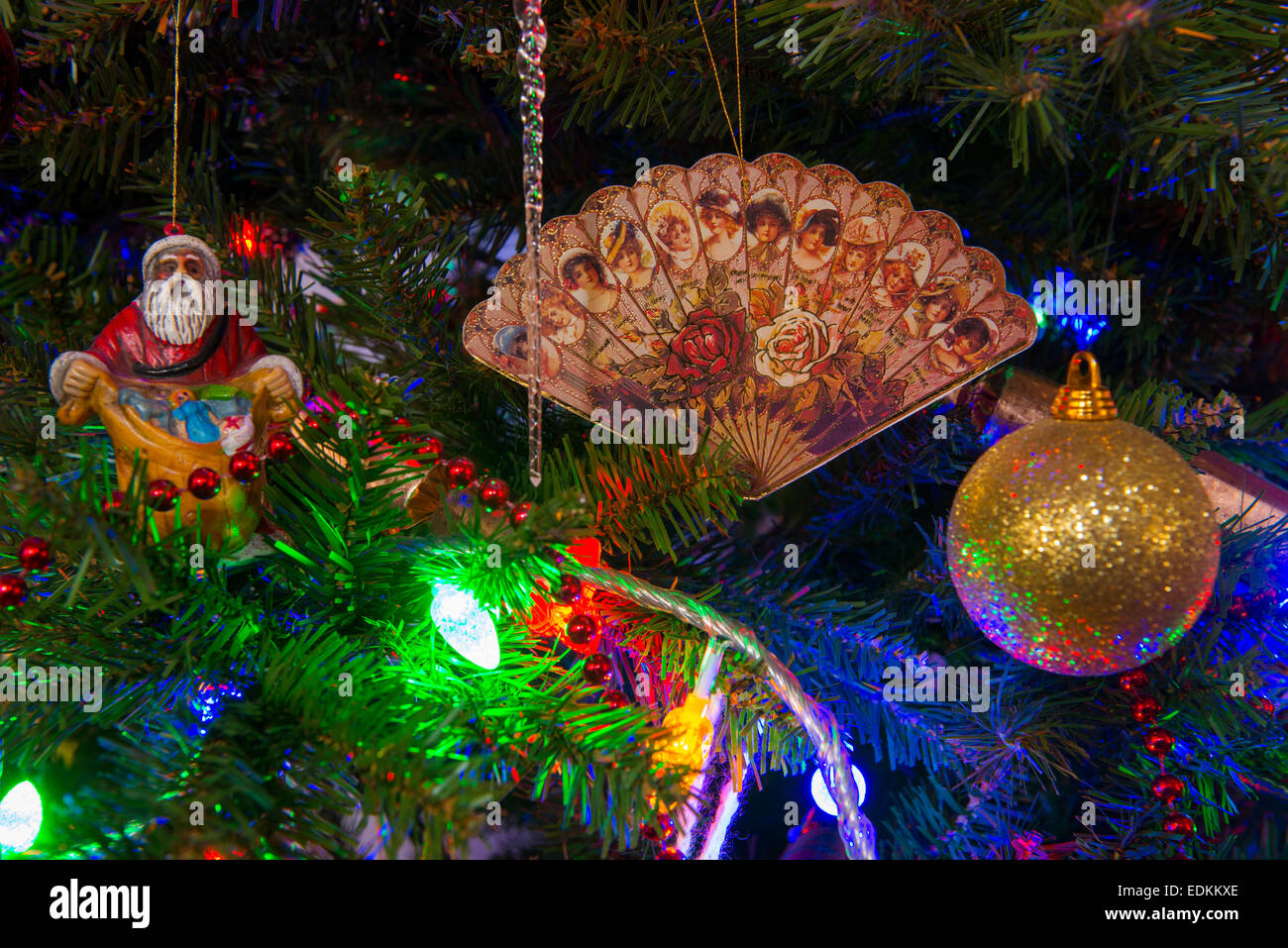 Decorazioni su un albero di Natale. Foto Stock