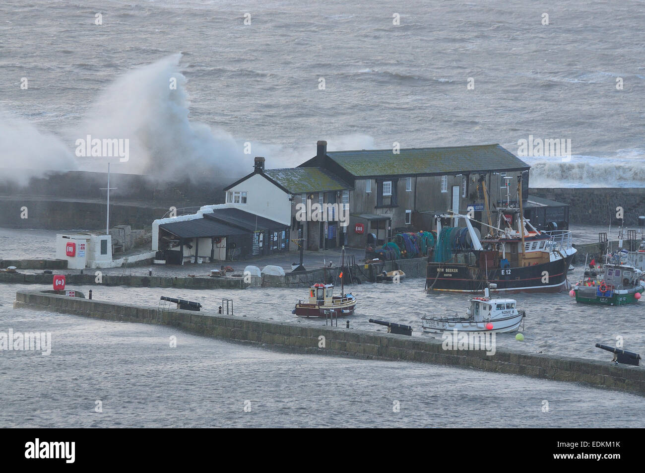 Mare mosso a Lyme Regis, Dorset, Regno Unito Foto Stock