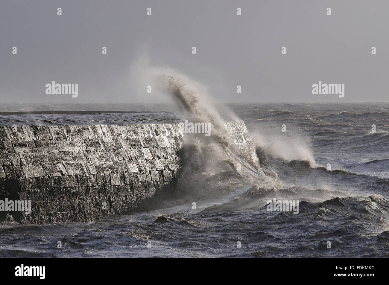 Mare mosso a Lyme Regis, Dorset, Regno Unito Foto Stock