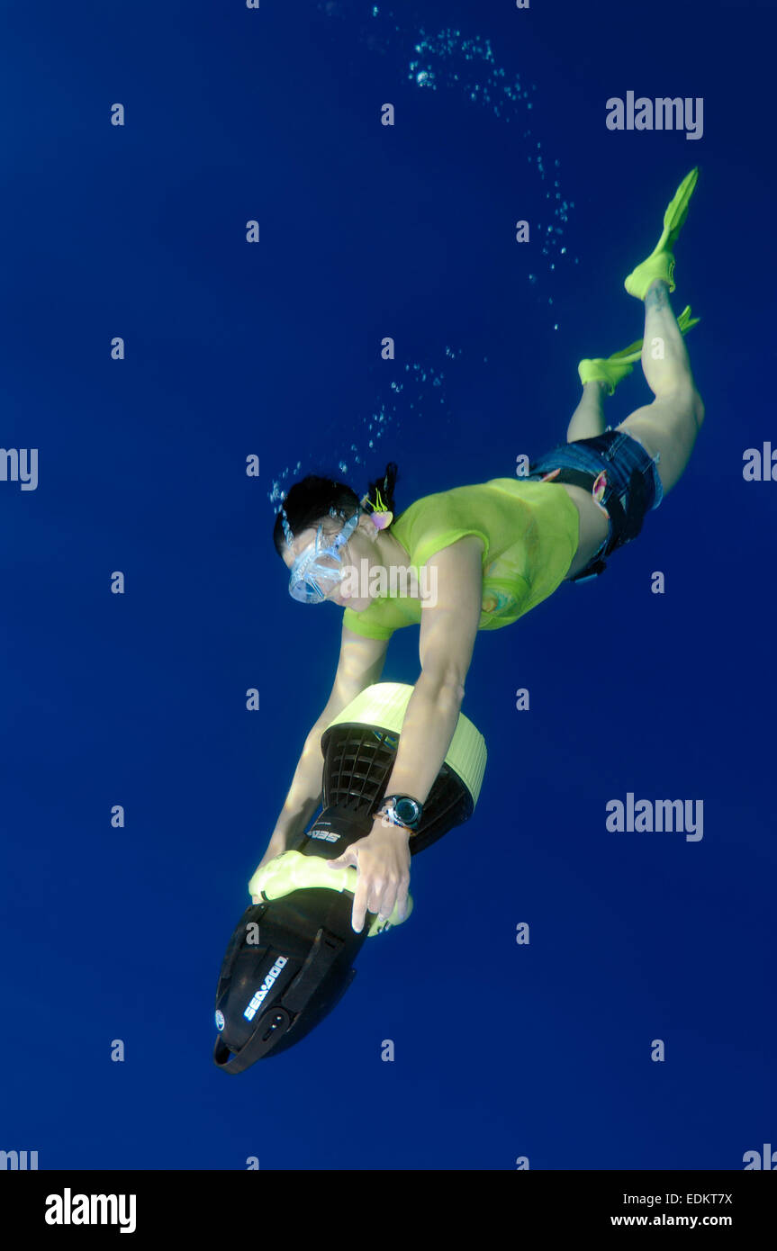 Freediver nuota per scooter subacqueo, Mar Rosso, Egitto Foto Stock