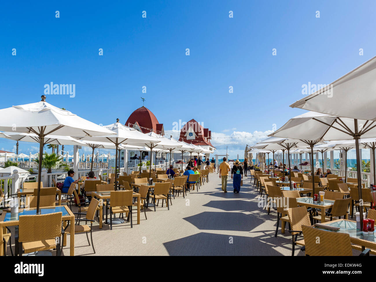 Il bar della piscina e il ristorante presso l'Hotel del Coronado, Coronado Beach, San Diego, California, Stati Uniti d'America Foto Stock
