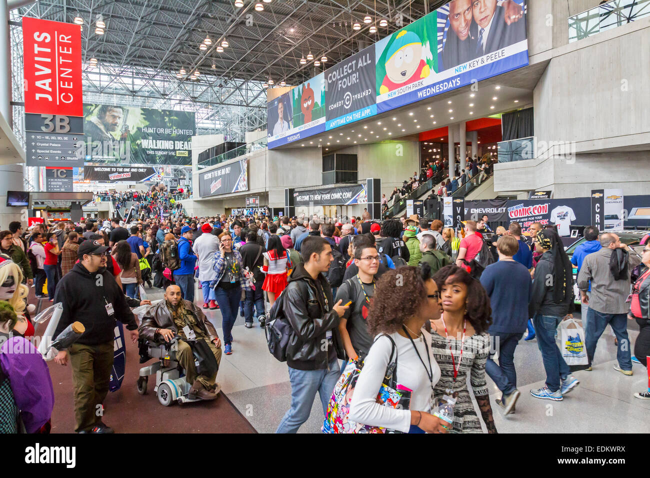 Una folla di visitatori e appassionati per la New York ComicCon di libro di fumetti e film convenzione. Foto Stock