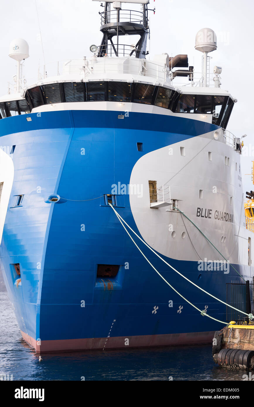 La piattaforma di alimentazione blu vaso custode in porto a Bergen in Norvegia con altri Oil Rig PSV NAVI Foto Stock