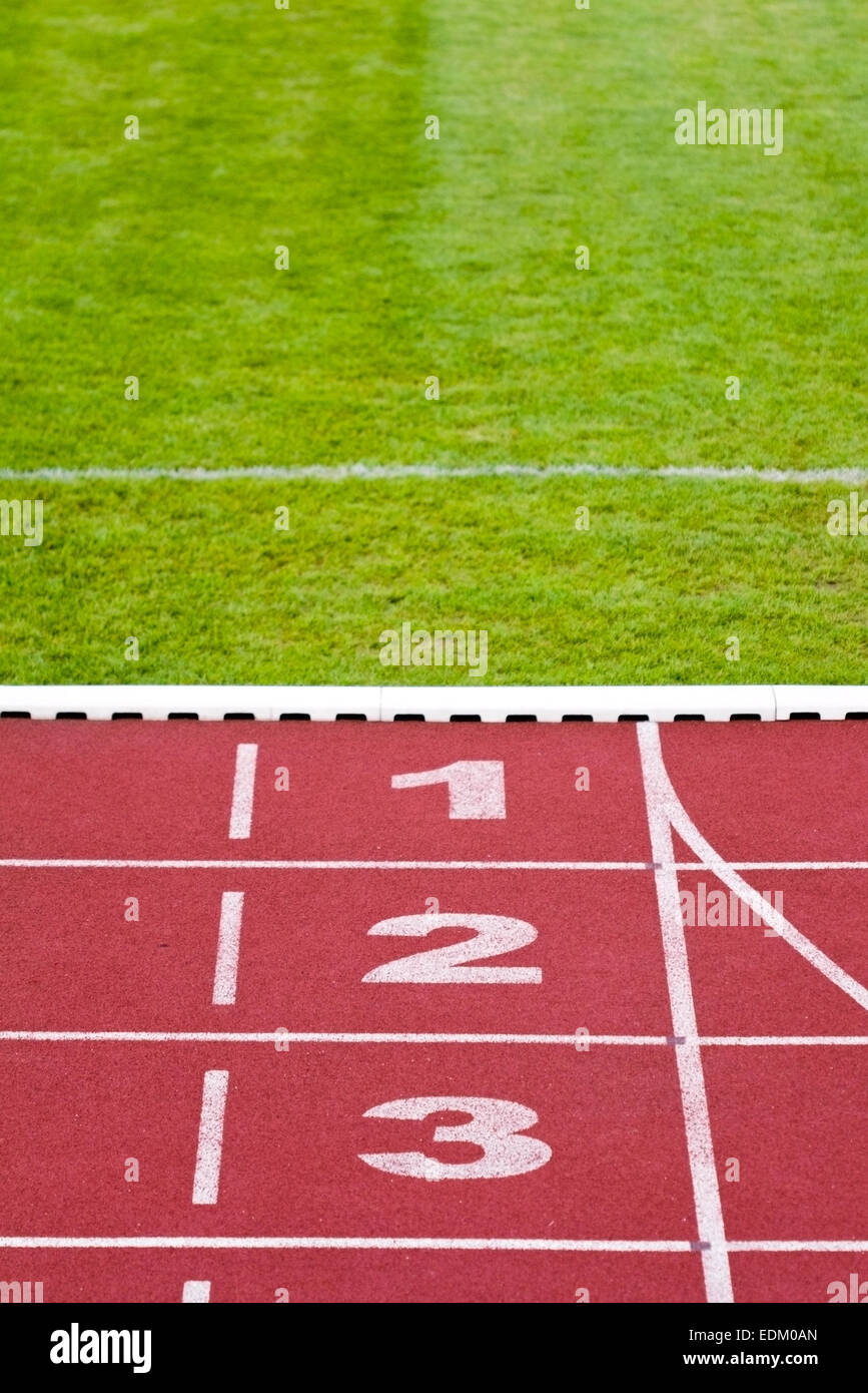 Numero di corsie di traccia in pista sport, erba verde, sfondo per la progettazione Foto Stock
