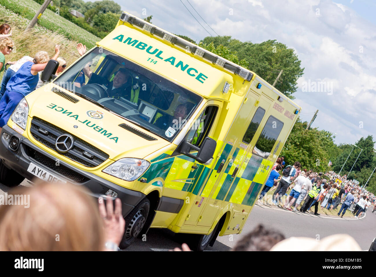 7 Luglio 2014: Est dell'Inghilterra in ambulanza dopo il Tour de France in Cambridge Foto Stock