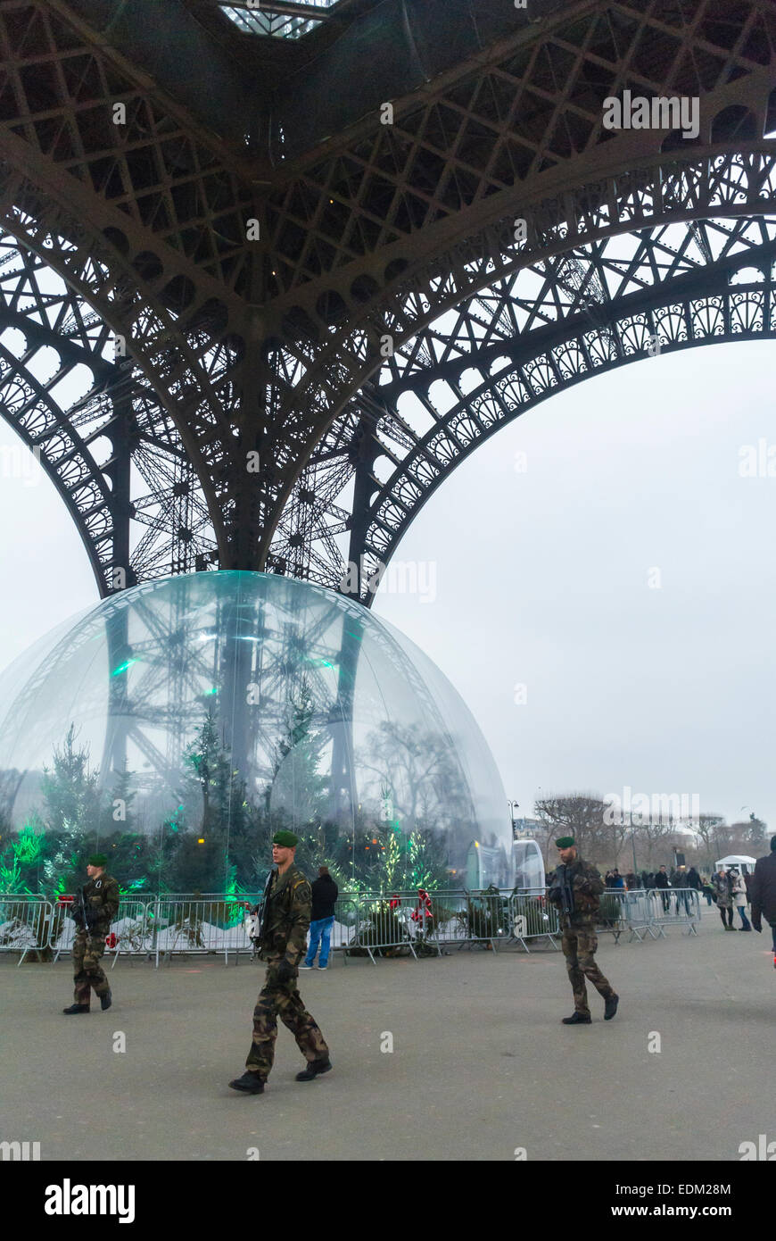 Parigi, Street France. Misure di sicurezza contro il terrorismo dopo gli attentati alla Torre Eiffel, gruppo di persone, pattugliamento di soldati francesi, attacco terroristico di parigi Foto Stock