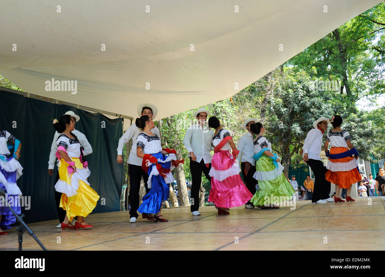 Alta scuola di danza di classe mostra di tradizionali danze messicana nel Chapultepec Park, Città del Messico, Messico Foto Stock