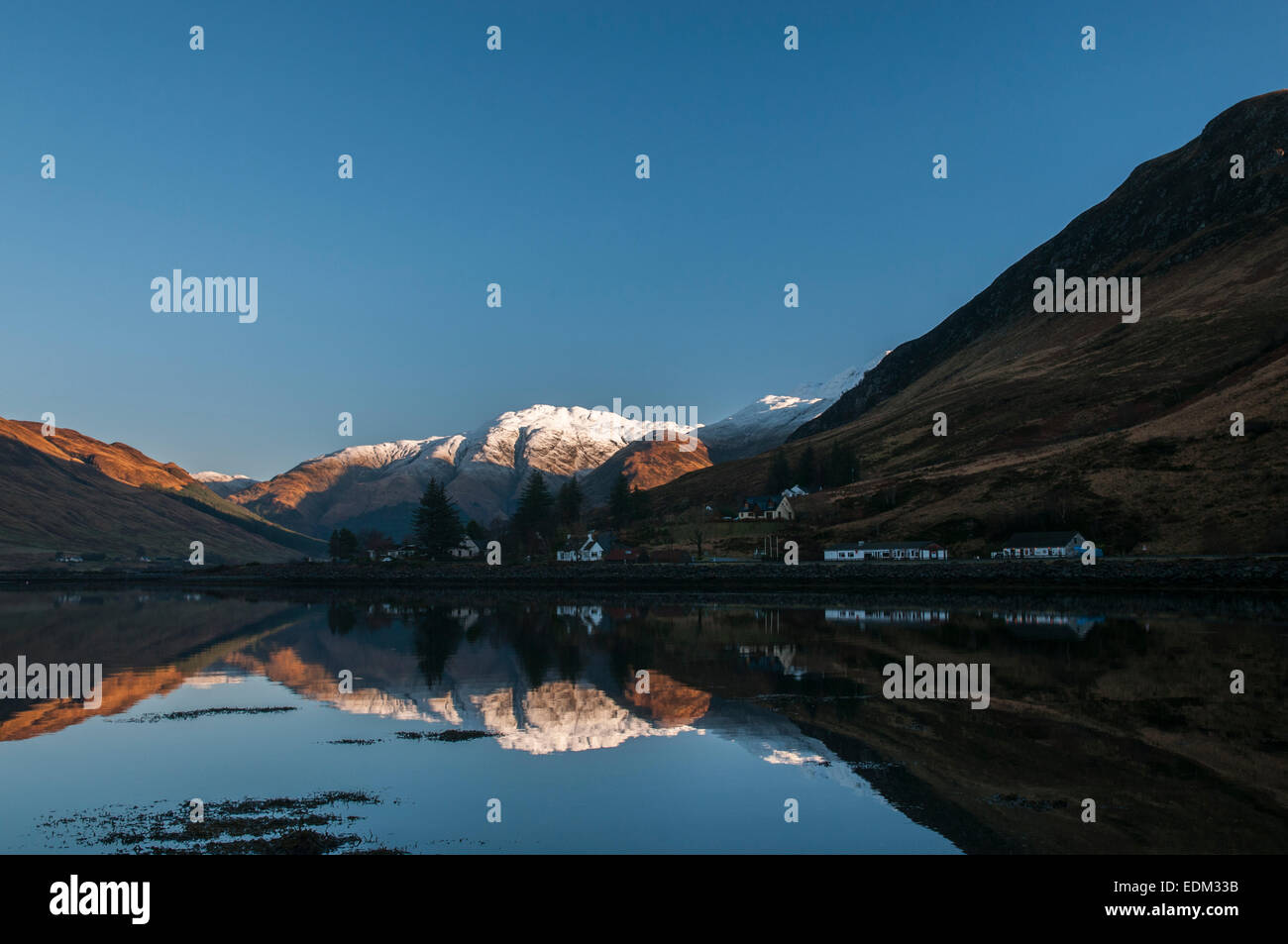 Ault-a-Chruinn in Glen Shiel con un Ghlas Beinn sullo sfondo riflessa in Loch Duich Foto Stock