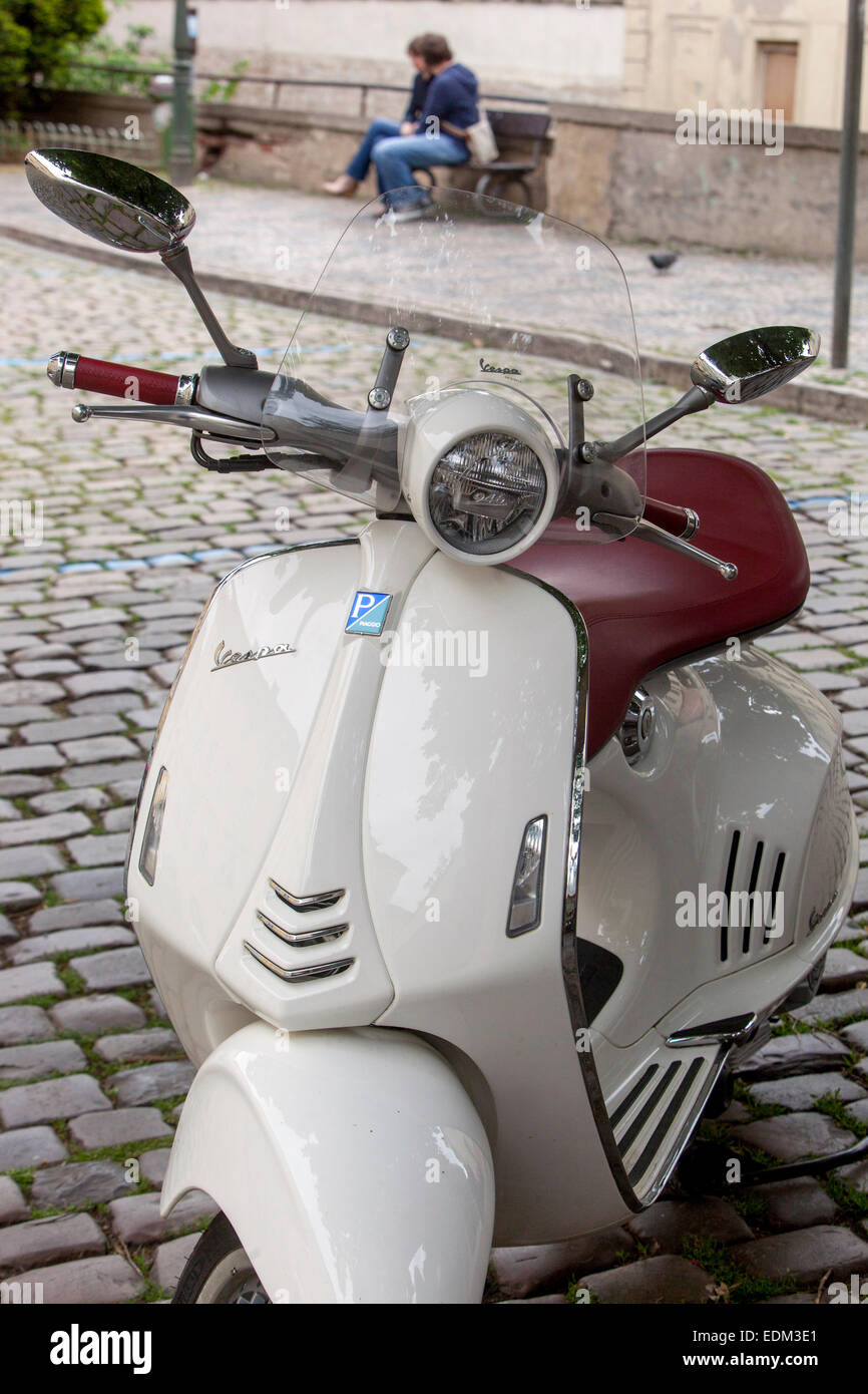 Vespa scooter via Praga Isola di Kampa Praga via Mala strana Praga Europa via Praga lastricata Foto Stock