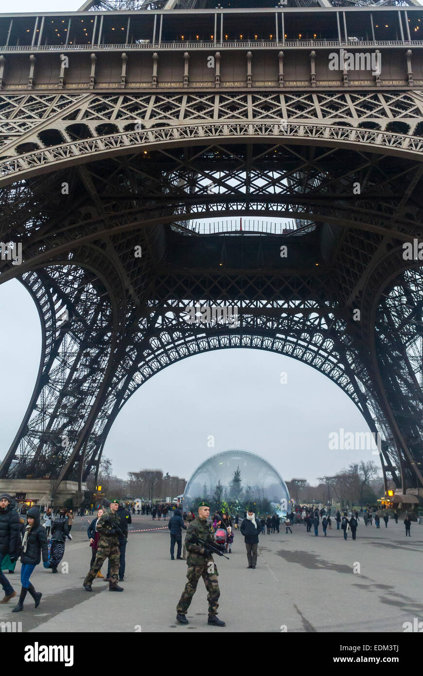 Parigi, Francia. le misure di sicurezza contro il terrorismo dopo gli attacchi di tiro torre eiffel, soldati francesi di pattuglia sulla strada Foto Stock