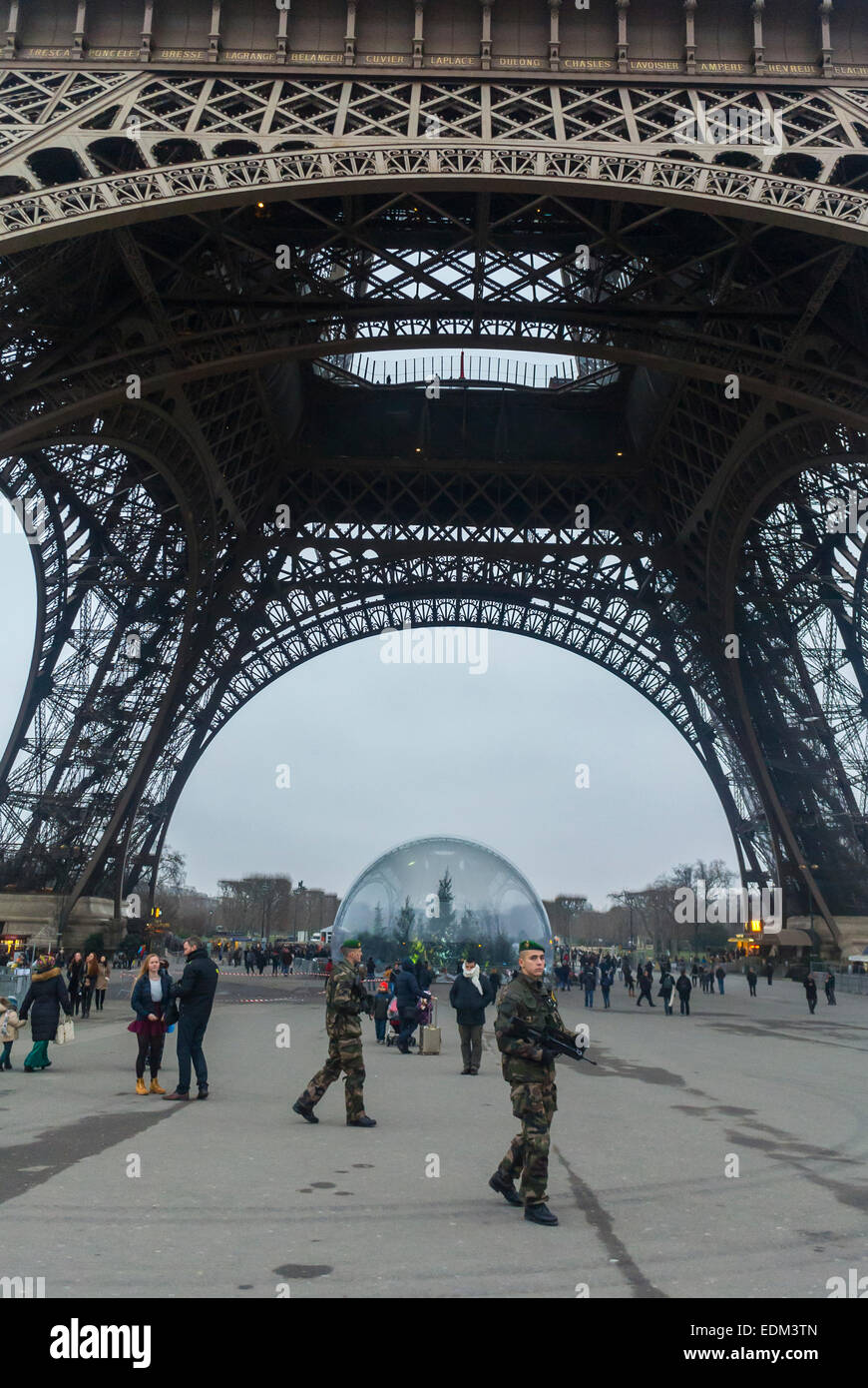 Parigi, Torre Eiffel, Francia. Misure di sicurezza contro il terrorismo, Vigipirate, soldati francesi che pattugliano per strada Foto Stock