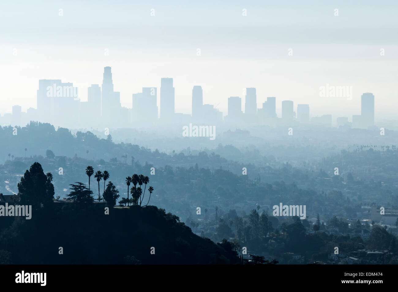 Il centro cittadino di Los Angeles con la foschia mattutina smoggy nebbia. Foto Stock
