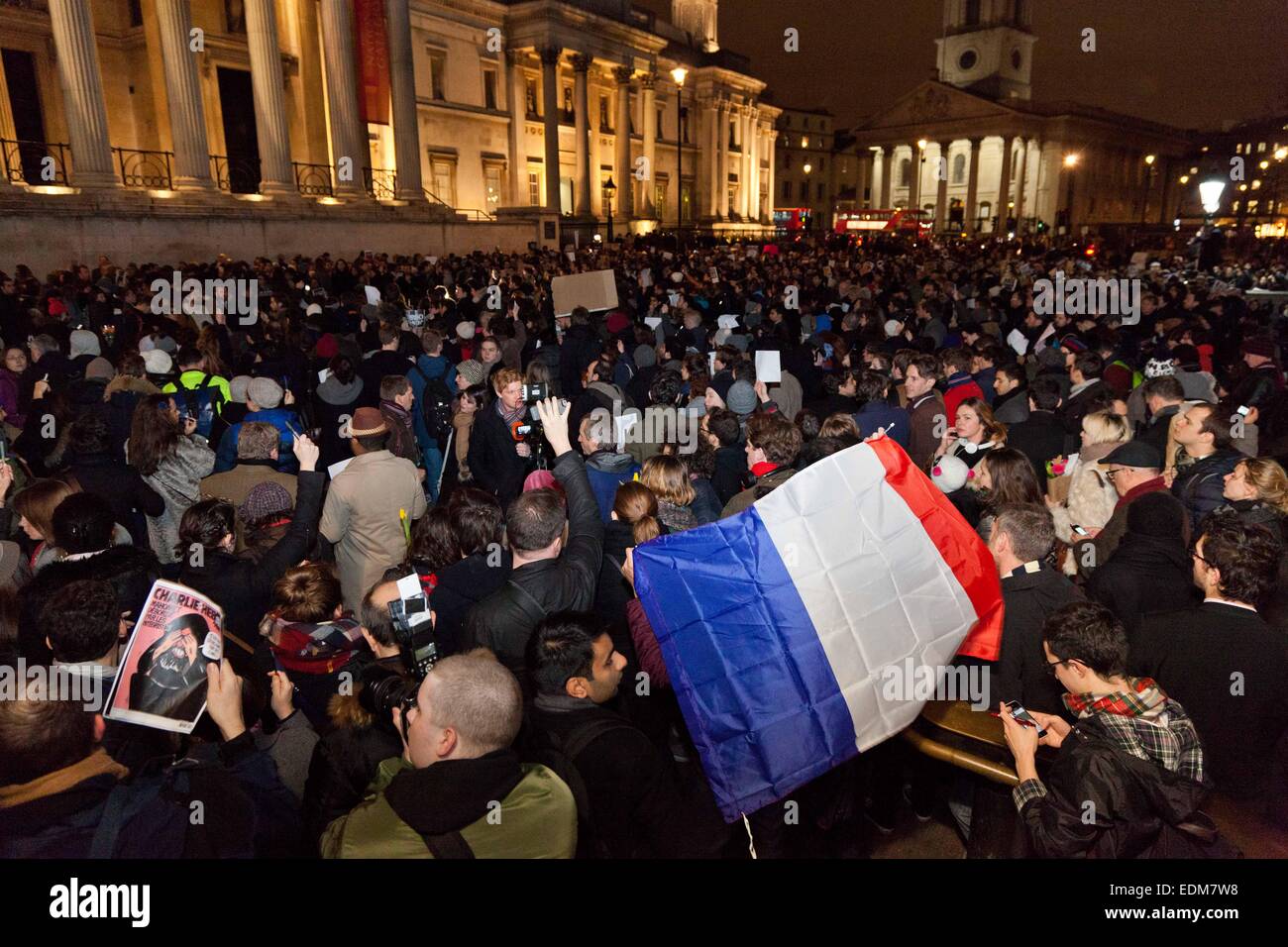 Londra, Regno Unito. Il 7 gennaio, 2015. Una veglia è tenuto a Londra stasera e in altre città di tutto il mondo a sostegno delle vittime dell'attentato alla rivista francese Charlie Hebdo in cui 12 persone sono state uccise. Credito: Nelson pereira/Alamy Live News Foto Stock