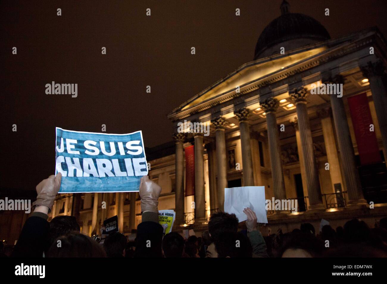 Londra, Regno Unito. Il 7 gennaio, 2015. Una veglia è tenuto a Londra stasera e in altre città di tutto il mondo a sostegno delle vittime dell'attentato alla rivista francese Charlie Hebdo in cui 12 persone sono state uccise. Credito: Nelson pereira/Alamy Live News Foto Stock