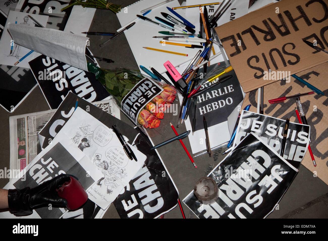 Londra, Regno Unito. Il 7 gennaio, 2015. Una veglia è tenuto a Londra stasera e in altre città di tutto il mondo a sostegno delle vittime dell'attentato alla rivista francese Charlie Hebdo in cui 12 persone sono state uccise. Credito: Nelson pereira/Alamy Live News Foto Stock