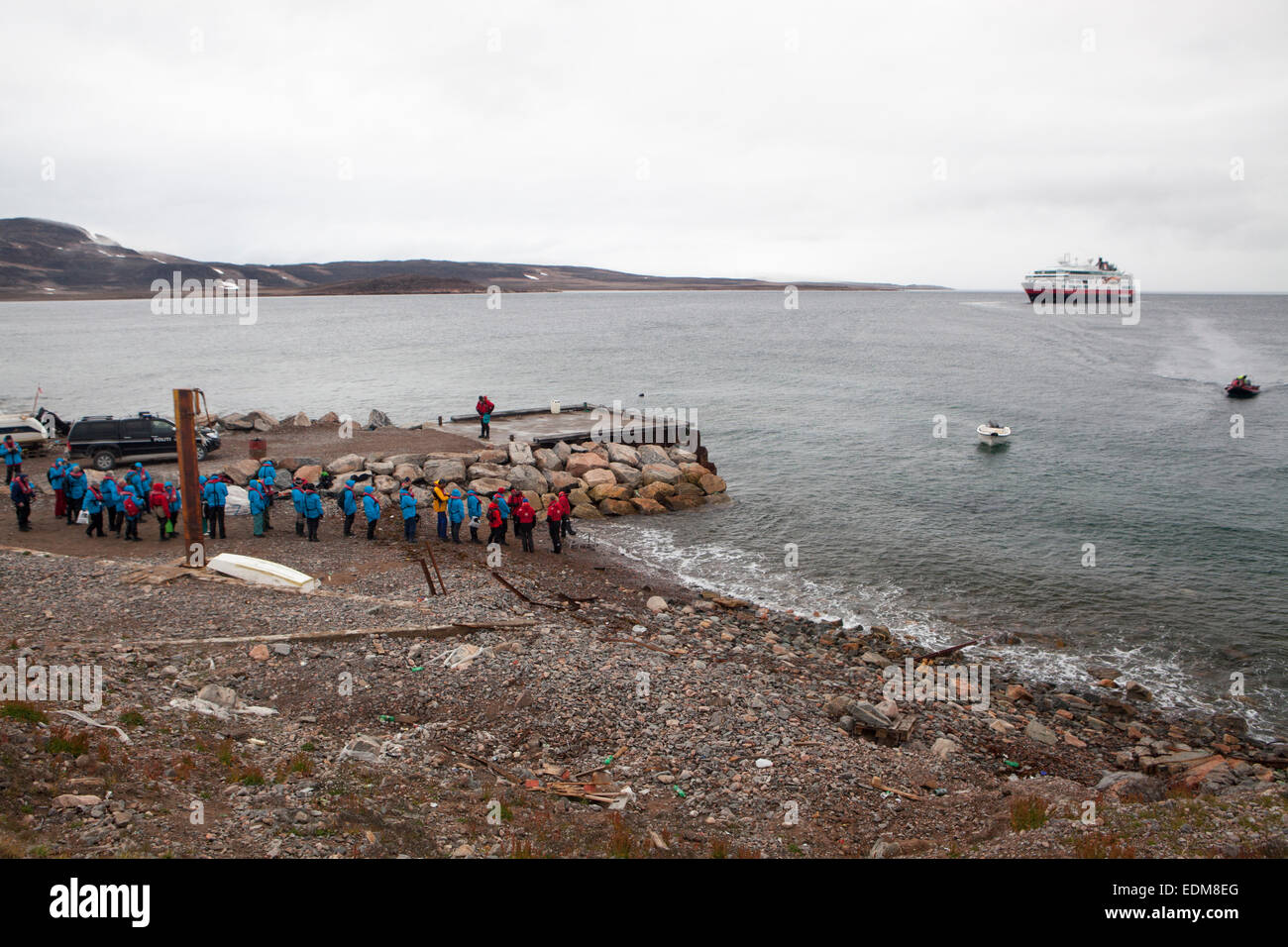 La nave di crociera turisti che lasciano Ittoqqortoormiit, Est Greeland, dopo tre ore di visita. Foto Stock