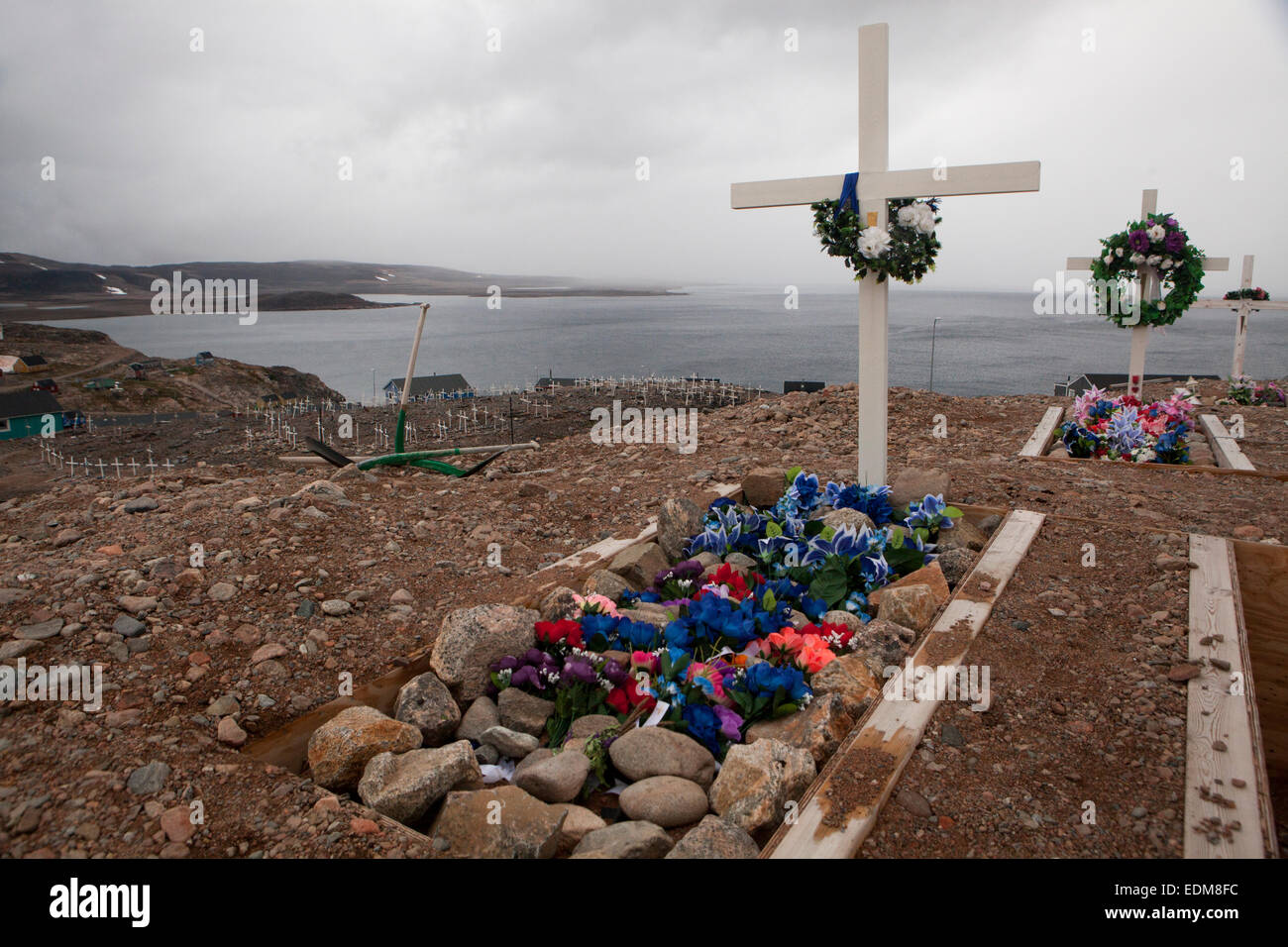 Tombe nel cimitero di Ittoqqortoormiit nell est della Groenlandia. La Terra non ha alcun terreno su questa latitudine nord. Foto Stock