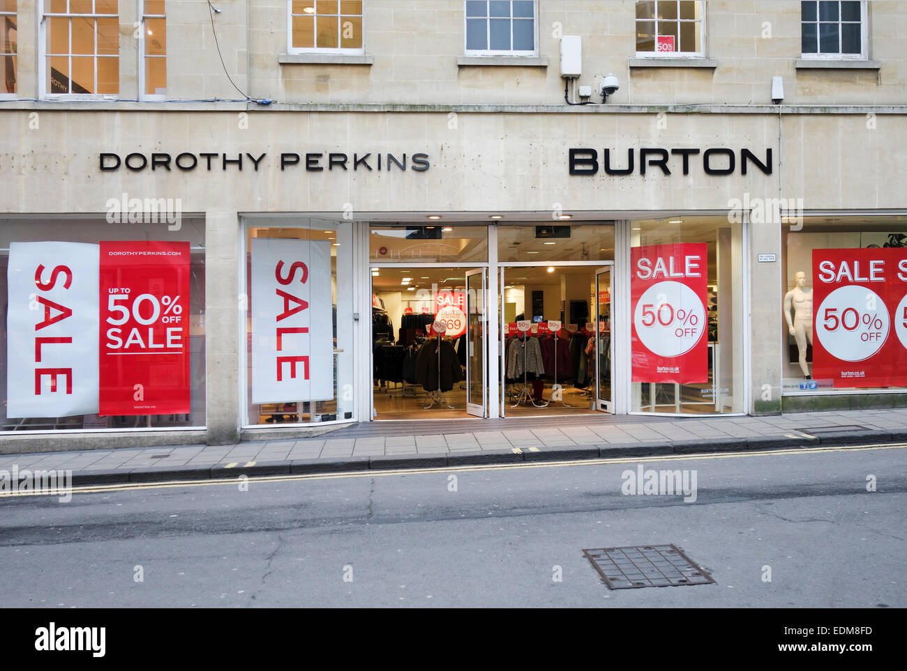 50% di sconto sui cartelli di vendita a Dorothy Perkins - vetrine Burtons, City Bath, Inghilterra, Regno Unito Foto Stock
