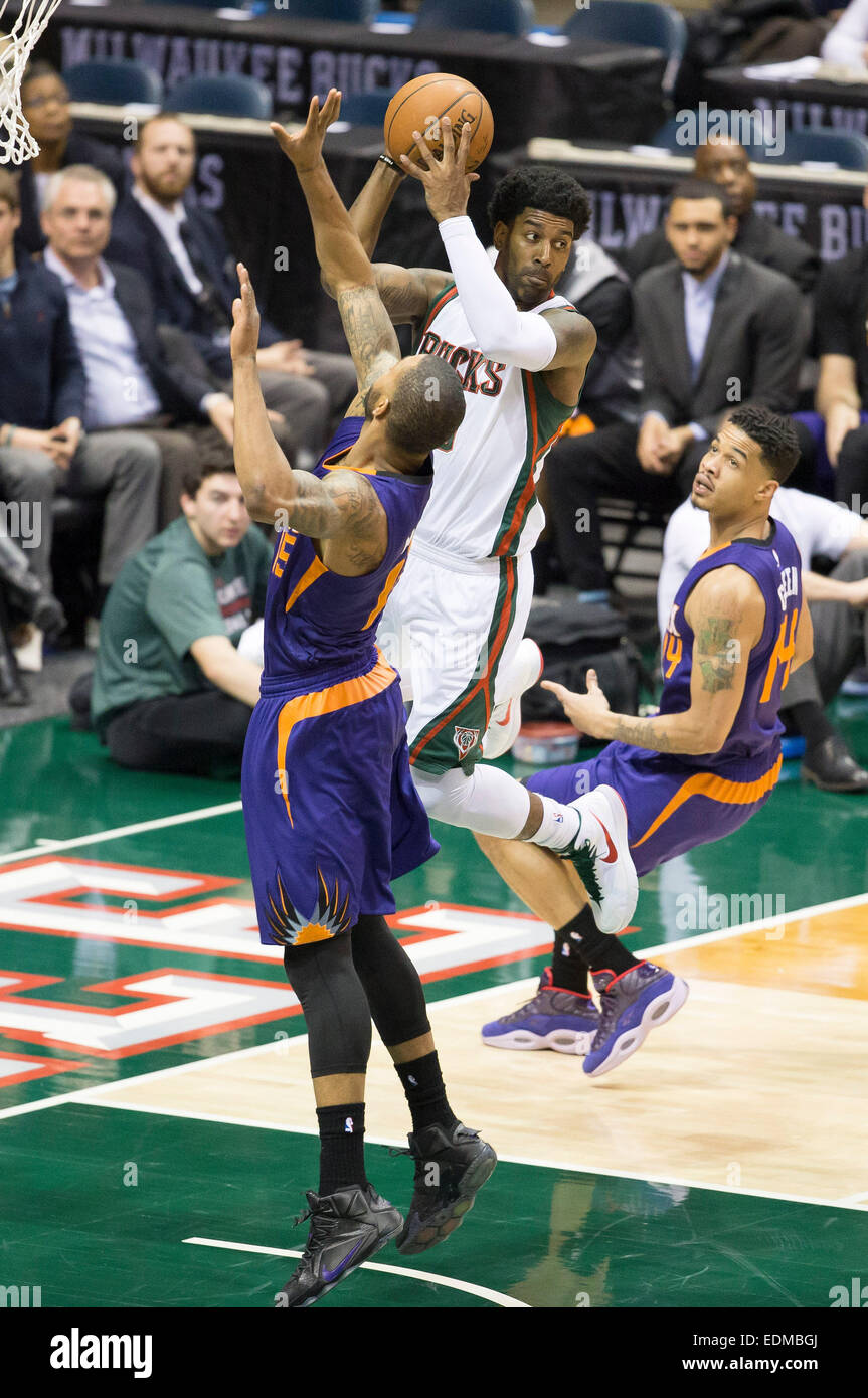 6 gennaio 2015: Milwaukee Bucks guard O.J. Mayo (00) rimane impigliato nel passaggio di aria fino a che il colpo durante il gioco NBA tra i Phoenix Suns e il Milwaukee Bucks a BMO Harris Bradley Center di Milwaukee, WI. Suns sconfitti i Bucks 102-96. John Fisher/CSM Foto Stock