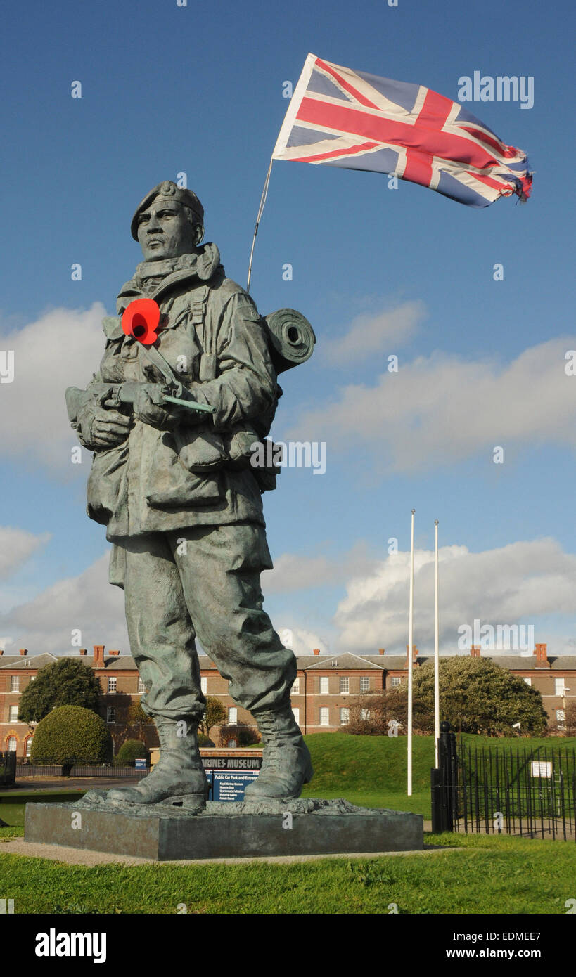 La statua Yomper presso i Royal Marines Museum, Southsea, Portsmouth, Hampshire Foto Stock