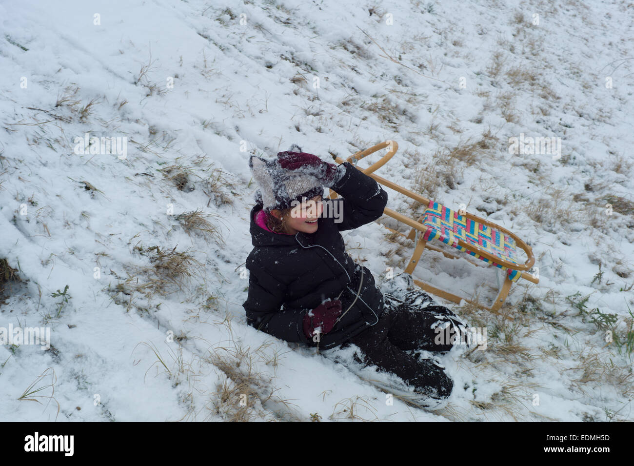 Bambini che giocano sulla neve in Nove Zamkey Slovacchia Foto Stock