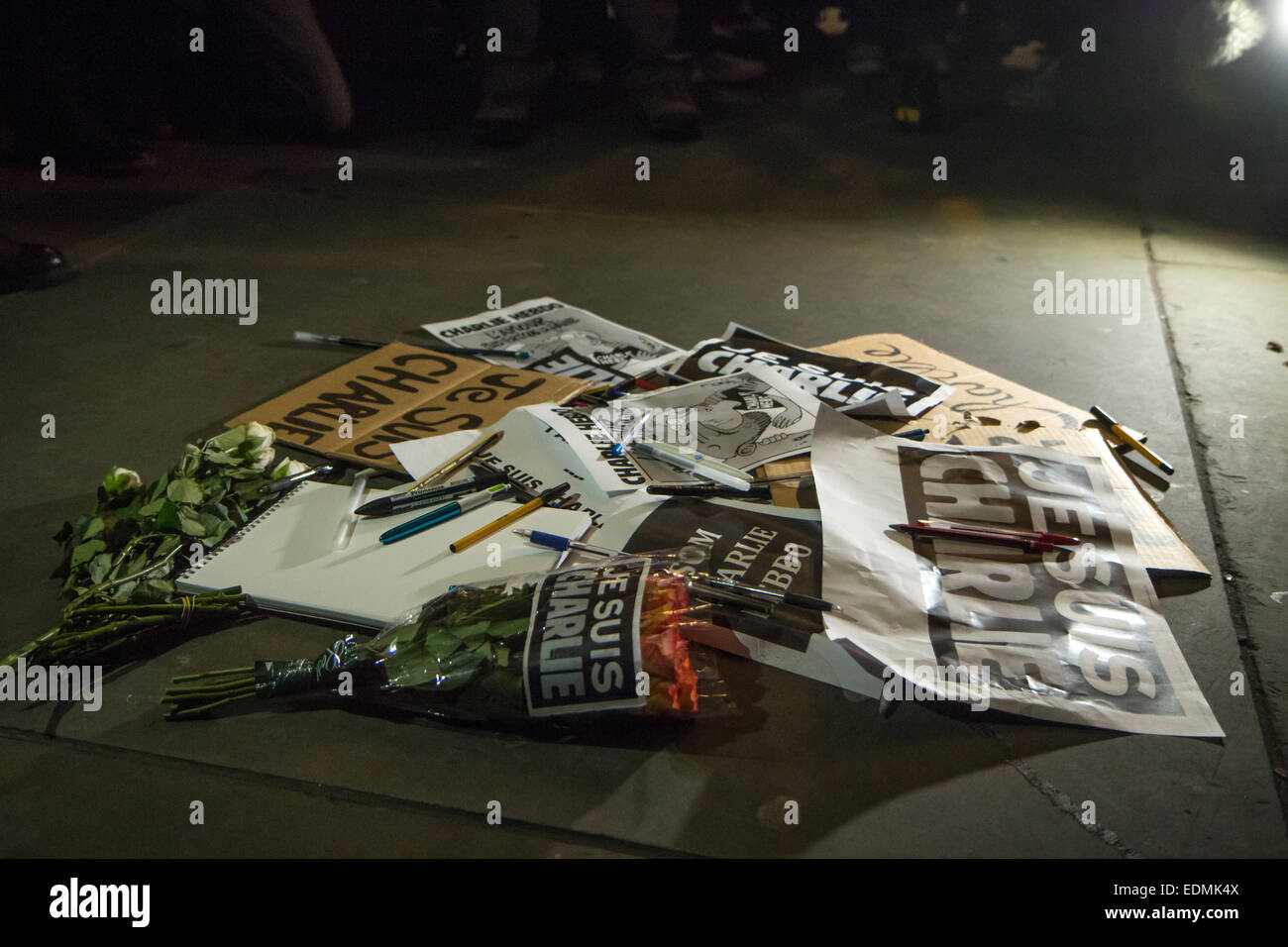 Londra, Regno Unito. Il 7 gennaio, 2015. I londinesi si radunano in Trafalgar Square in onore del Charlie Hebdo vittime Credito: Zefrog/Alamy Live News Foto Stock