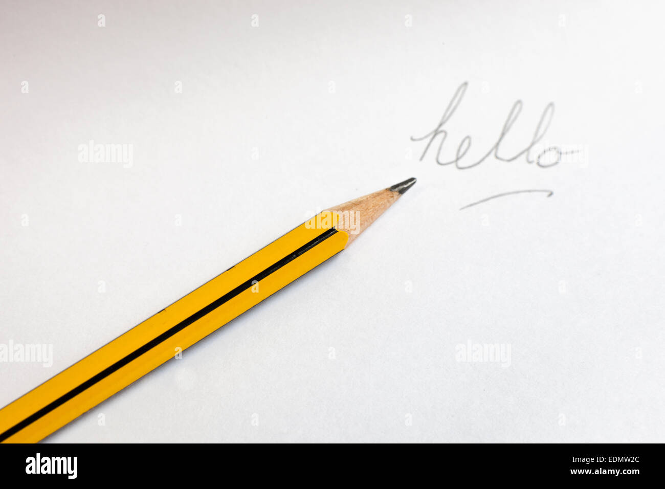 Una matita rivolto la parola "hello" scritto su carta Foto Stock