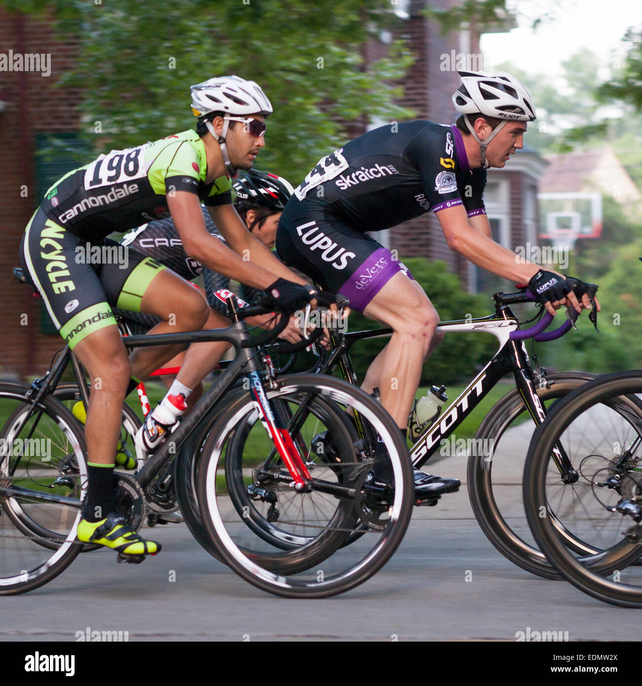 Bike i piloti si sfidano in Downer Avenue criterium in Milwaukee, Wisconsin, Stati Uniti d'America. Foto Stock