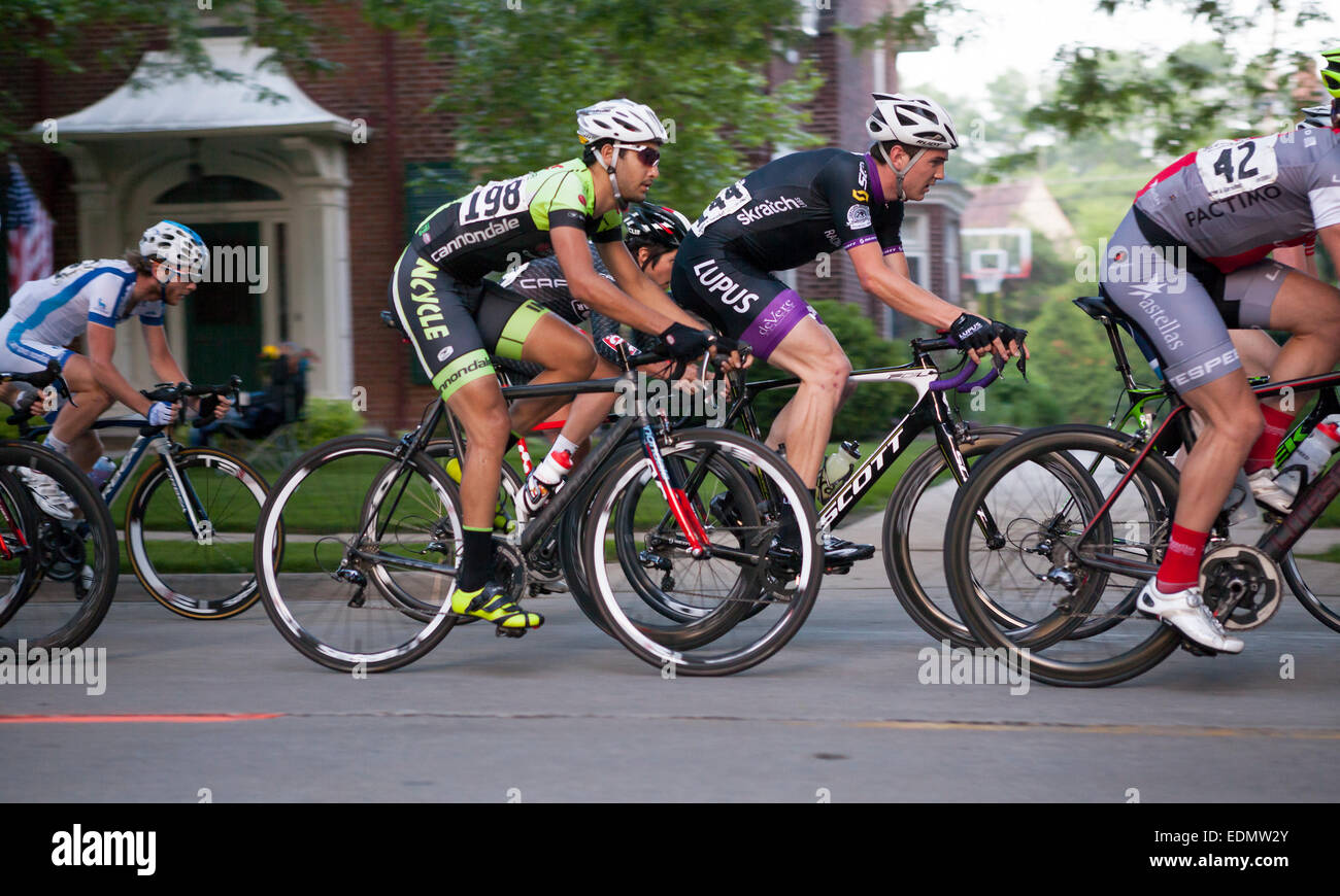 Bike i piloti si sfidano in Downer Avenue criterium in Milwaukee, Wisconsin, Stati Uniti d'America. Foto Stock