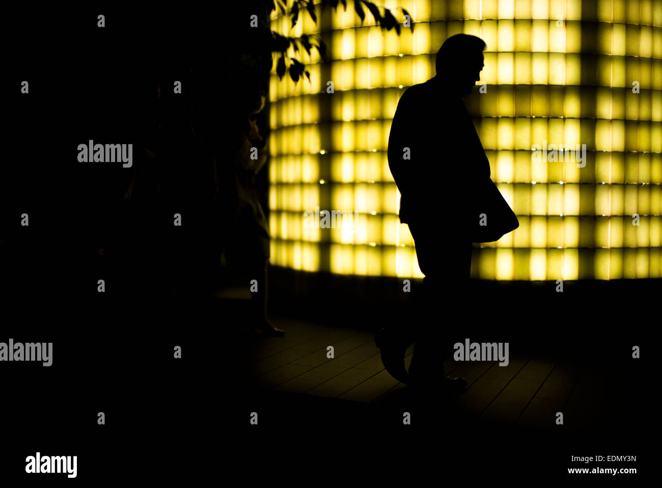 Alla fine della giornata in Ginza Tokyo. Un lavoratore di ufficio fa il suo ritorno a casa. Foto Stock